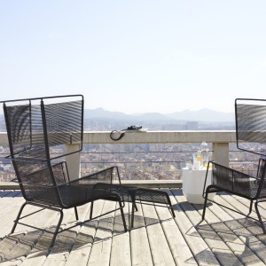 Ligne Roset Fifty-nojatuoli ja Soixante 3 -pöytä